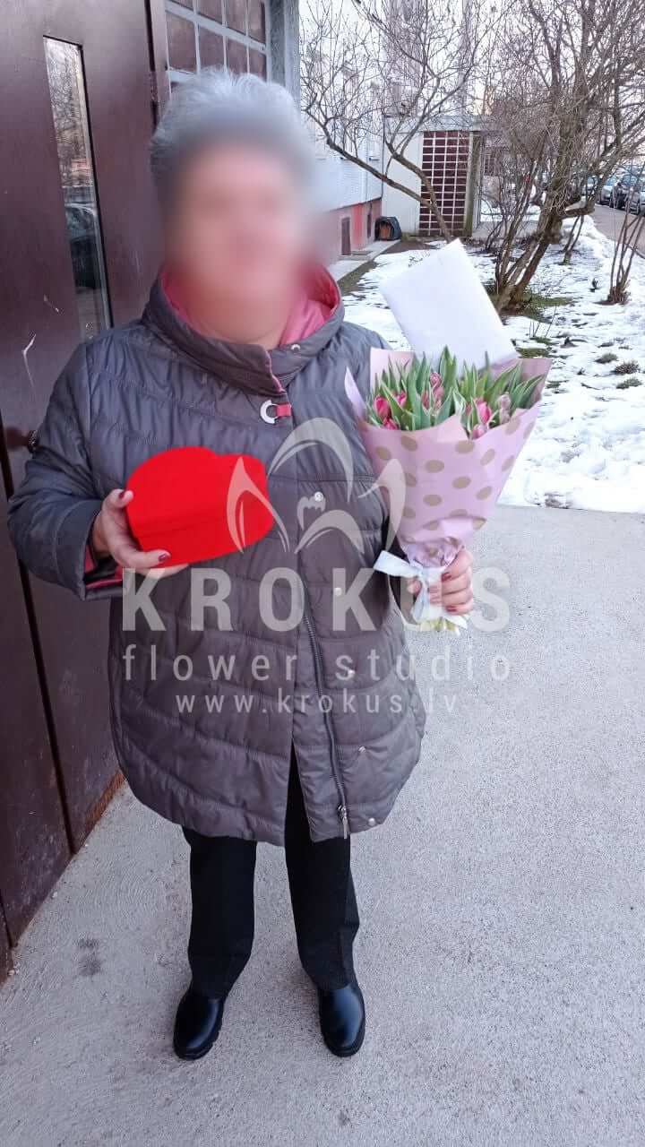 Ziedu piegāde Latvia Rīga (krūmrozesdekorsmargrietiņas viburnumshortenzijasoxypetalumpeonijas)