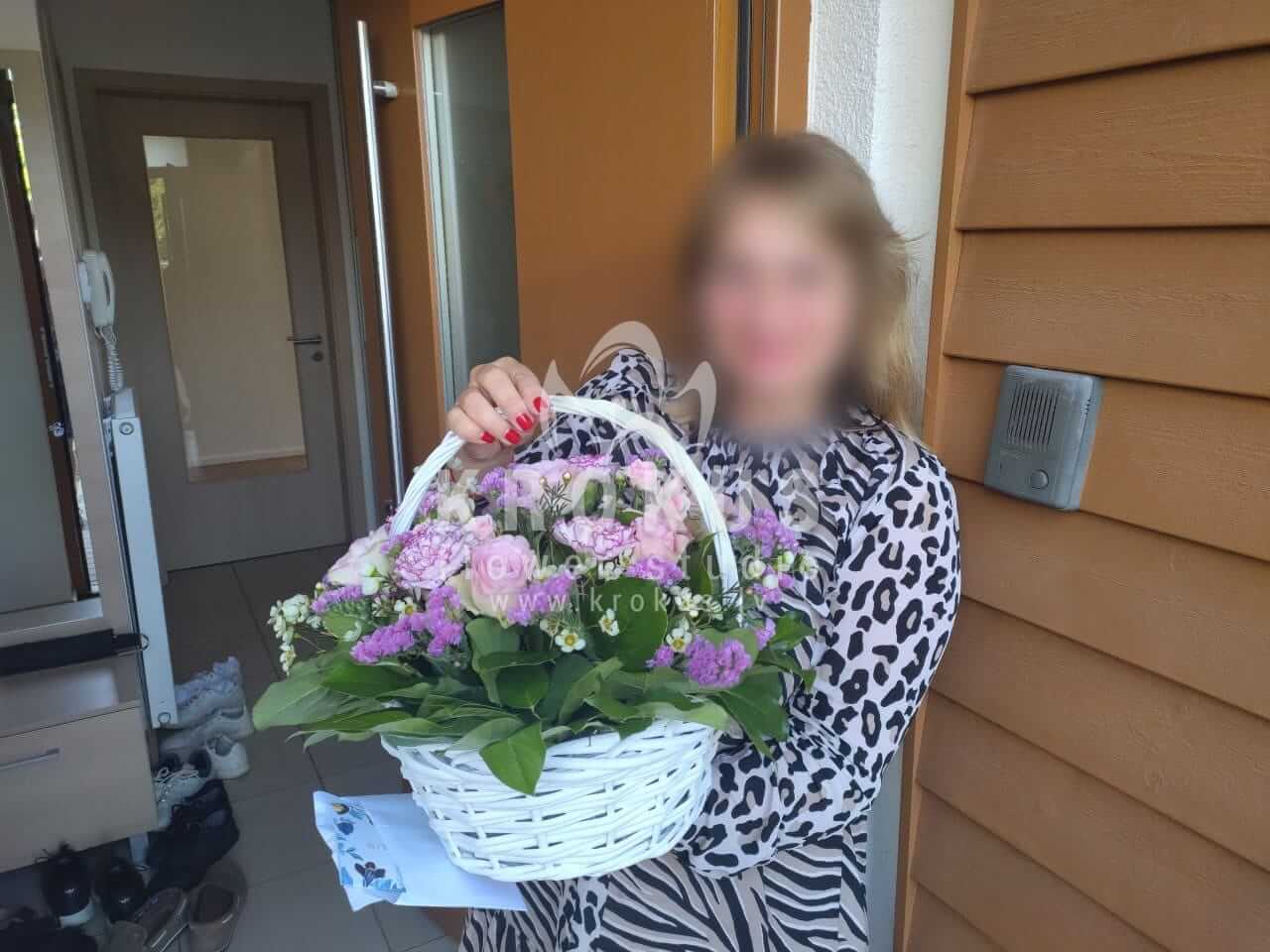 Ziedu piegāde Latvia Piņķi (krūmrozesrozā rozesneļķeswaxflowersalal (goltjēra)statice)