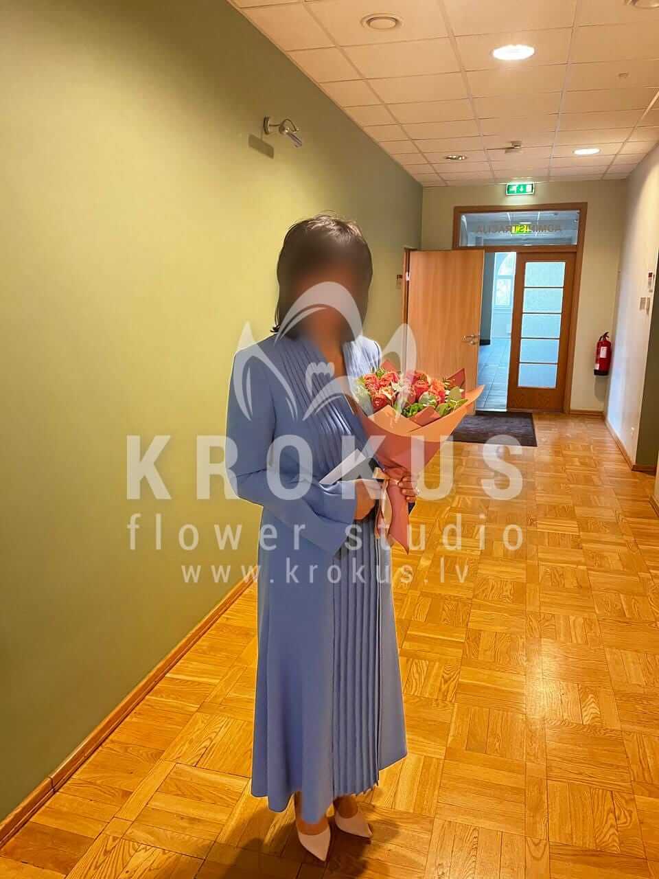 Ziedu piegāde Latvia Rīga (pistācijaoranžas rozeseikalipts)
