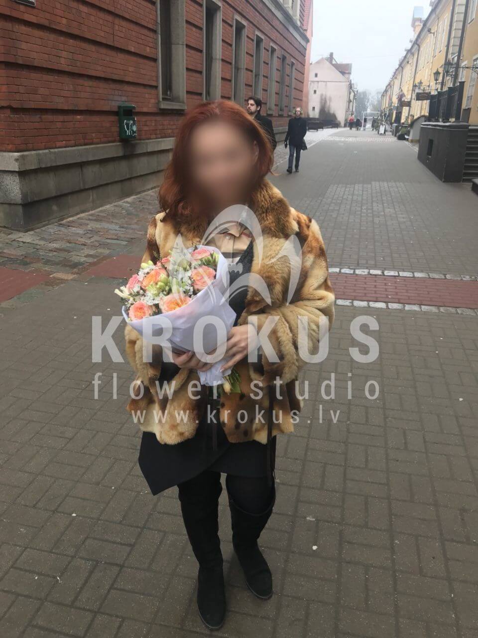 Deliver flowers to Rīga (pink rosesbuttercupscheesewoodozothamnus)