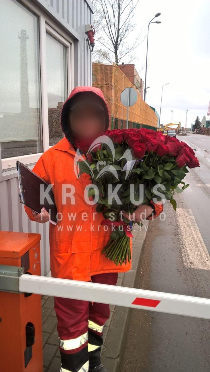 Ziedu piegāde Latvia Latvia (melnas rozessarkanas rozes)