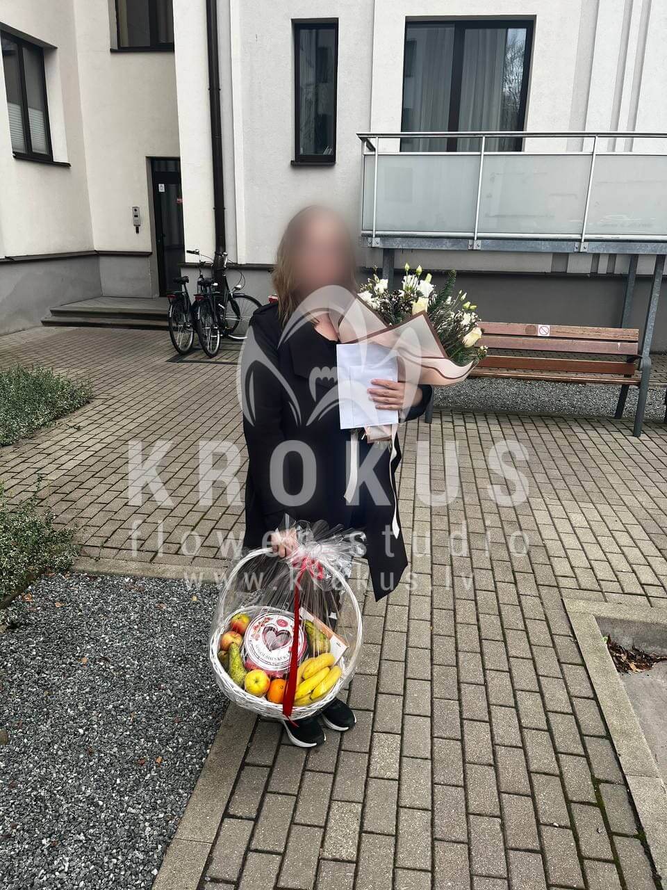 Ziedu piegāde Latvia Rīga (brunijakrēmkrāsas rozeswaxflowernobilis eglelizantes)