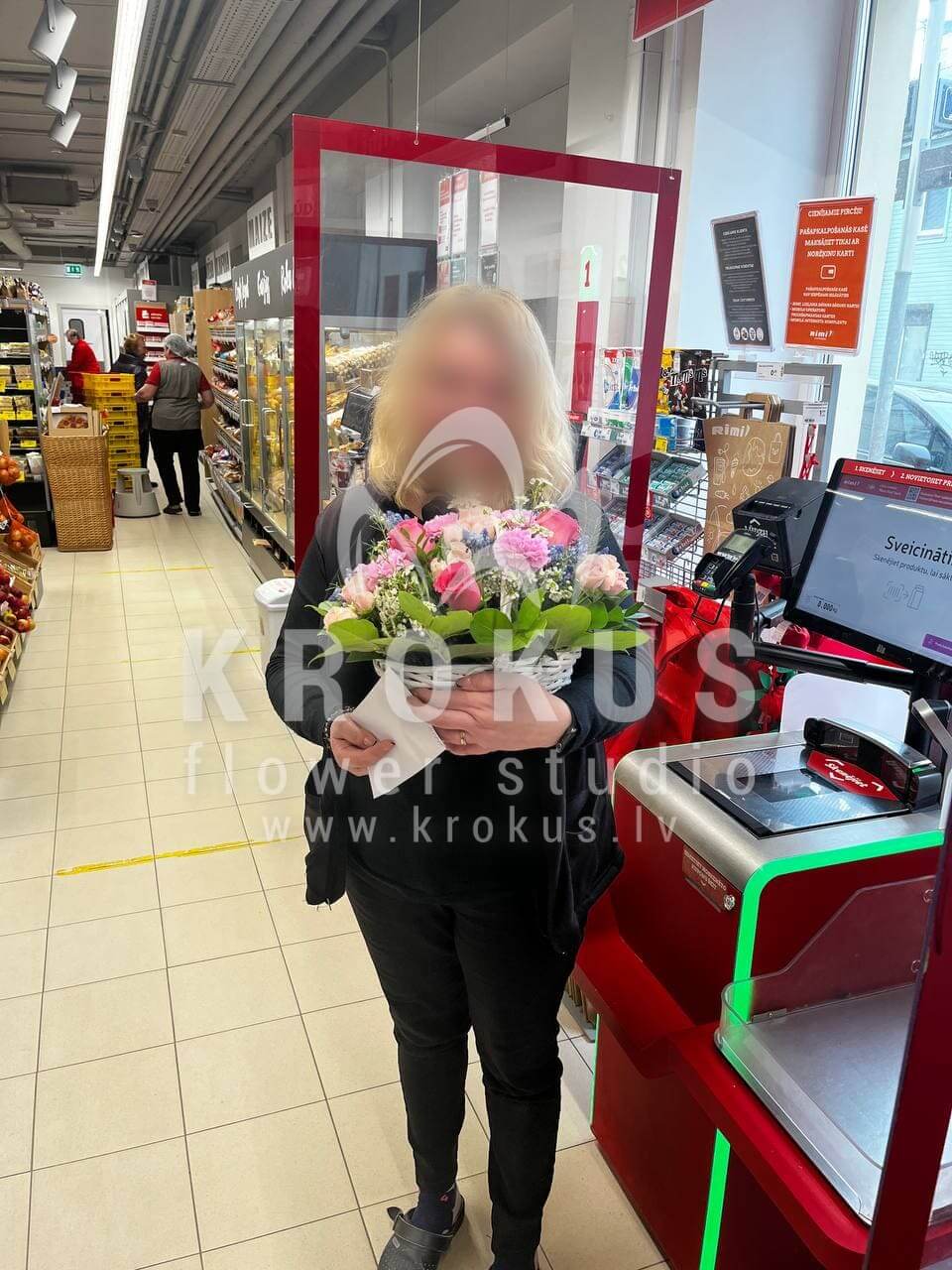 Ziedu piegāde Latvia Rīga (krūmrozesrozā rozesneļķeswaxflowersalal (goltjēra)statice)