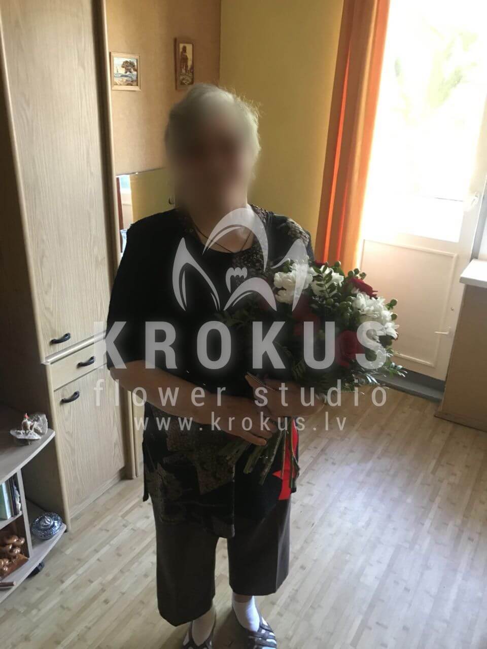 Ziedu piegāde Latvia Rīga (pistācijakumelītehypericumsarkanas rozes)