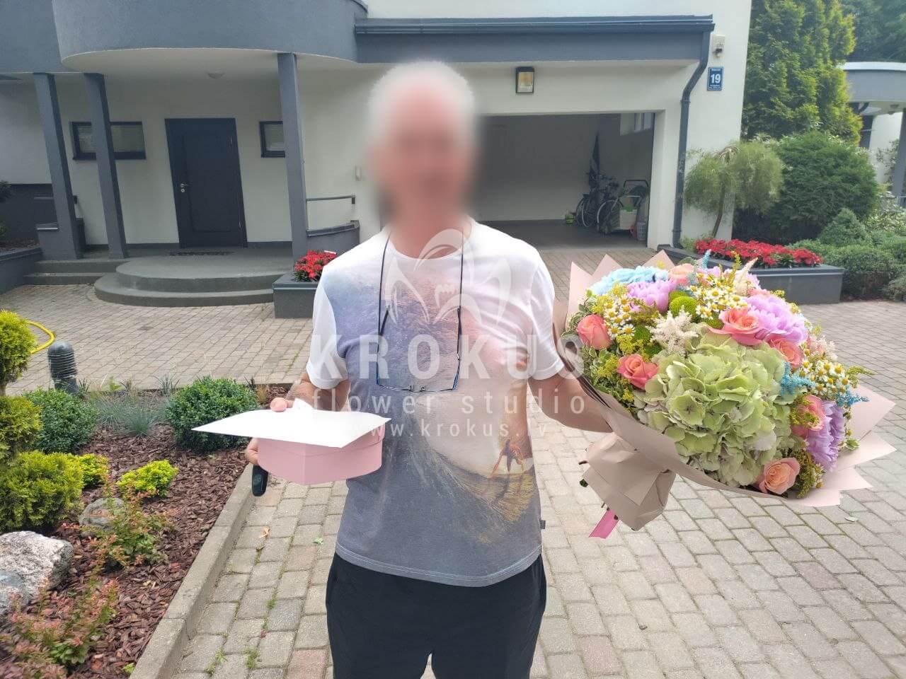 Ziedu piegāde Latvia Rīga (limonijaneļķessolidagodivkrāsu rozeskrizantēmas eryngiumhortenzijasveronikapitosporas)