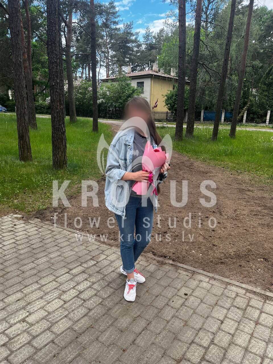 Ziedu piegāde Latvia Rīga (rozā rozesbaltas rozesoranžas rozeskrēmkrāsas rozesdzeltenas rozessarkanas rozes)