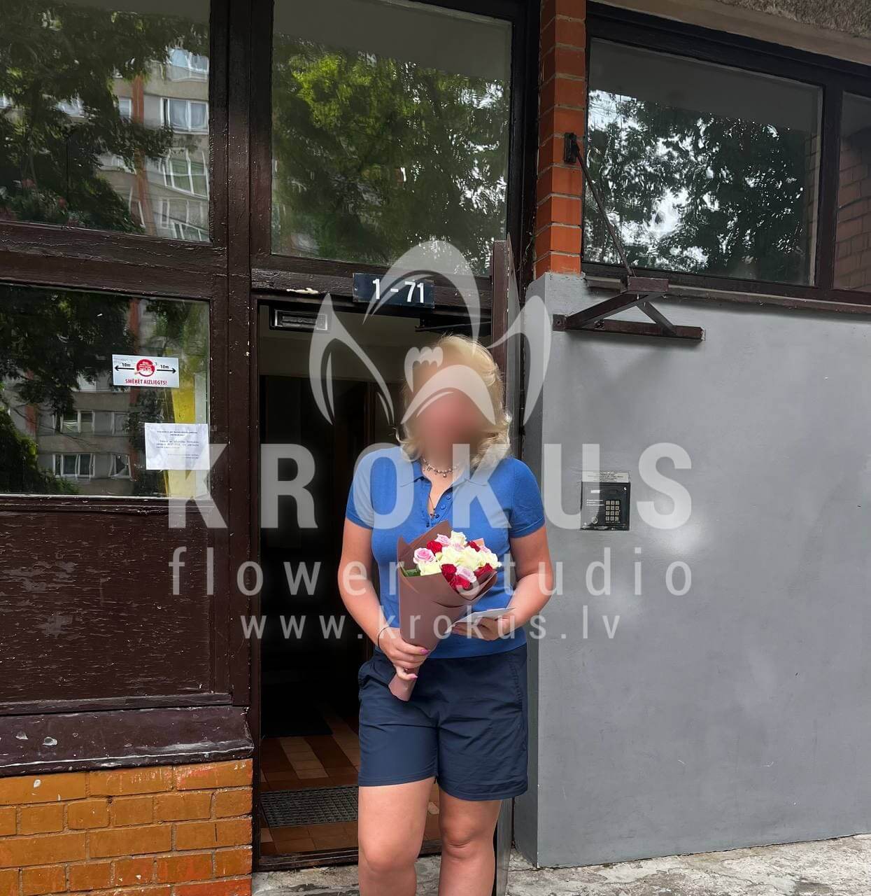 Ziedu piegāde Latvia Rīga (rozā rozesbaltas rozessarkanas rozes)