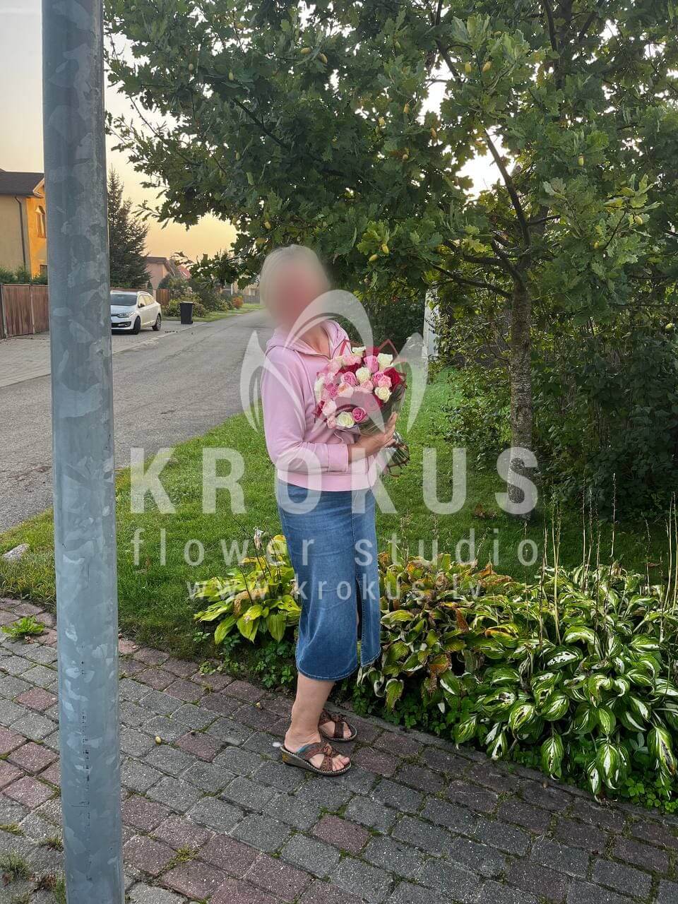 Ziedu piegāde Latvia Mežāres (rozā rozesoranžas rozesdzeltenas rozessarkanas rozes)