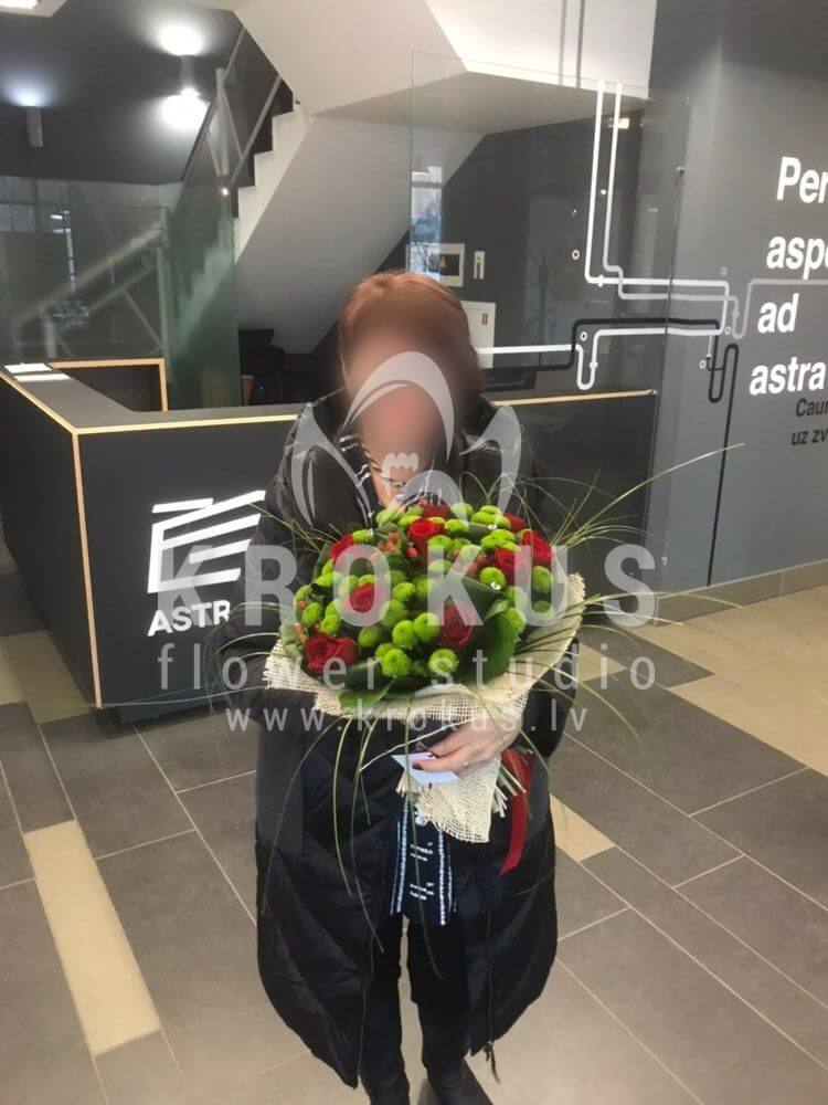 Ziedu piegāde Latvia Rīga (bergrasskrizantēmas hypericumsalal (goltjēra)sarkanas rozesaspidistra)