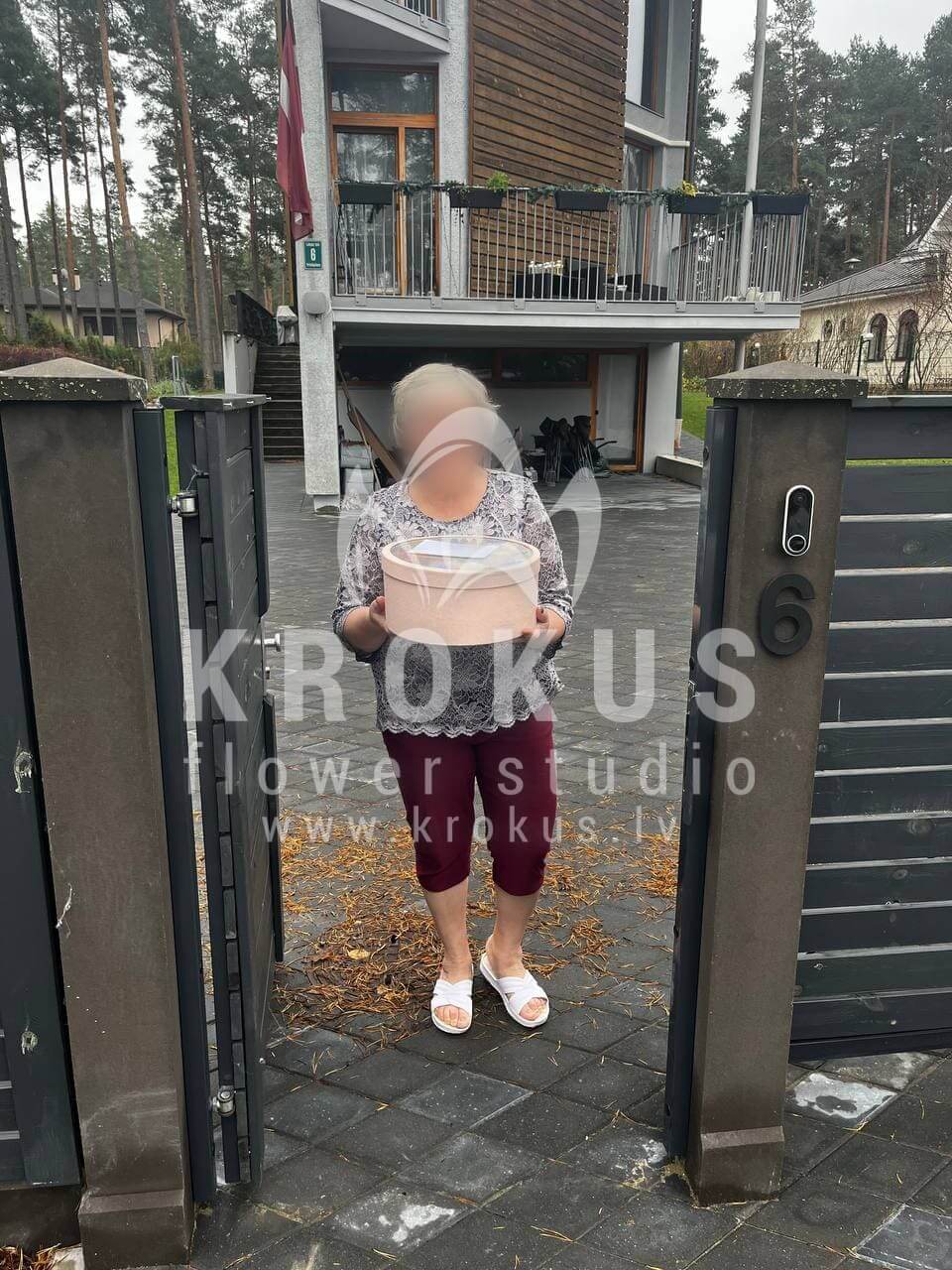 Ziedu piegāde Latvia Baltezers (kaste)