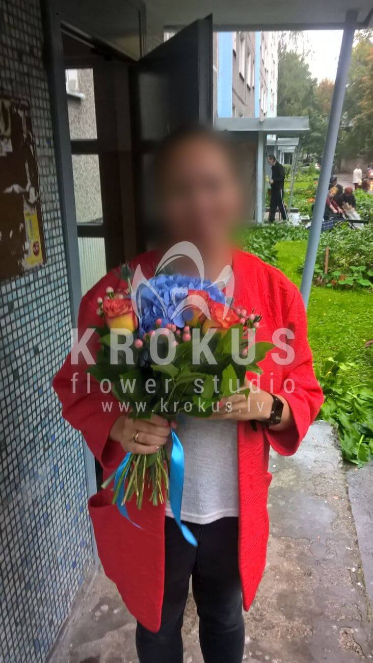 Ziedu piegāde Latvia Latvia (divkrāsu rozeseryngiumhypericumhortenzijassalal (goltjēra))
