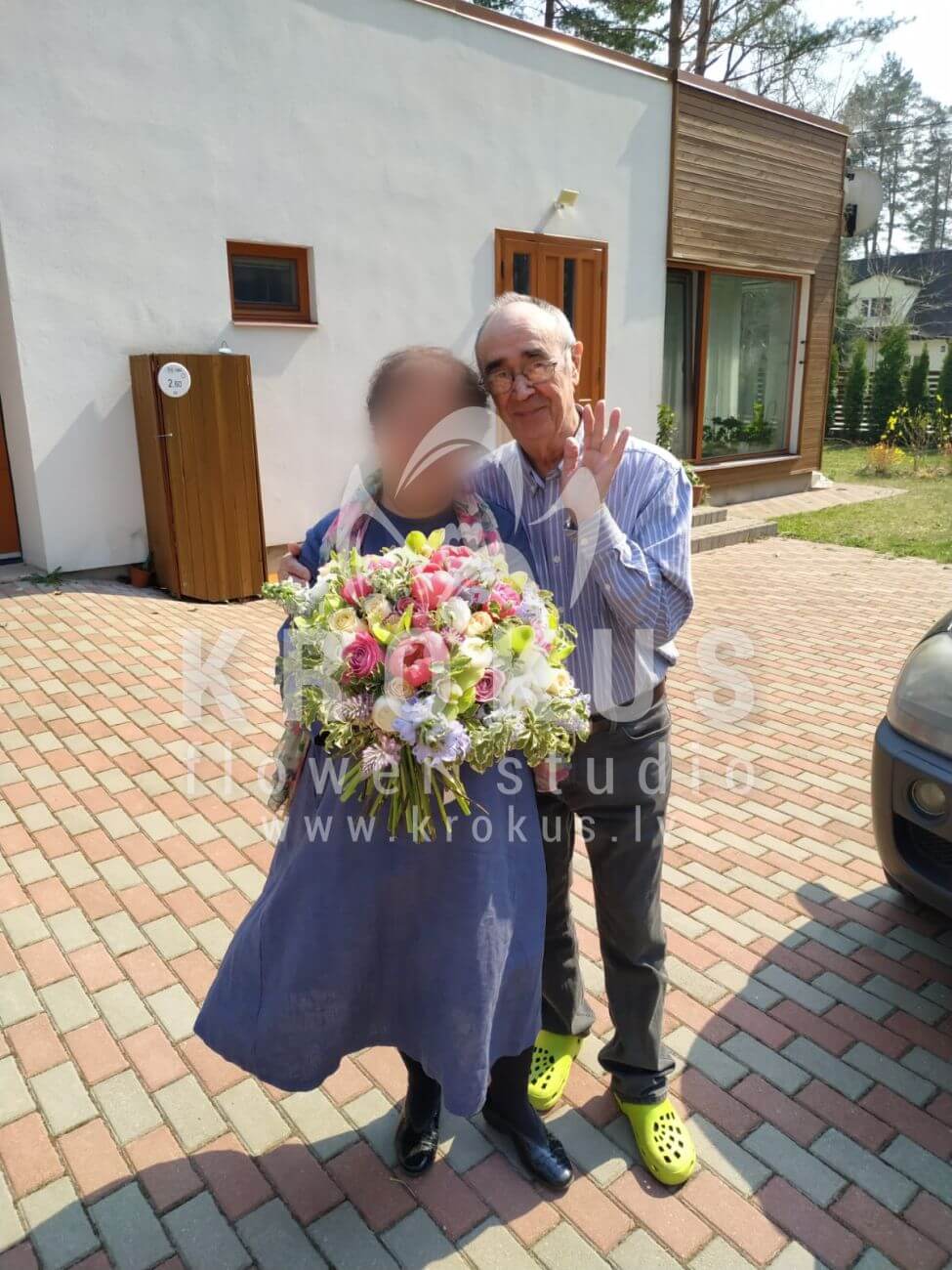 Доставка цветов в город Jūrmala (луговые цветылимониумсолидаголюпинбрунияорхидеибелые розывероникапиттоспорумпионывасилекрозы девида остина)