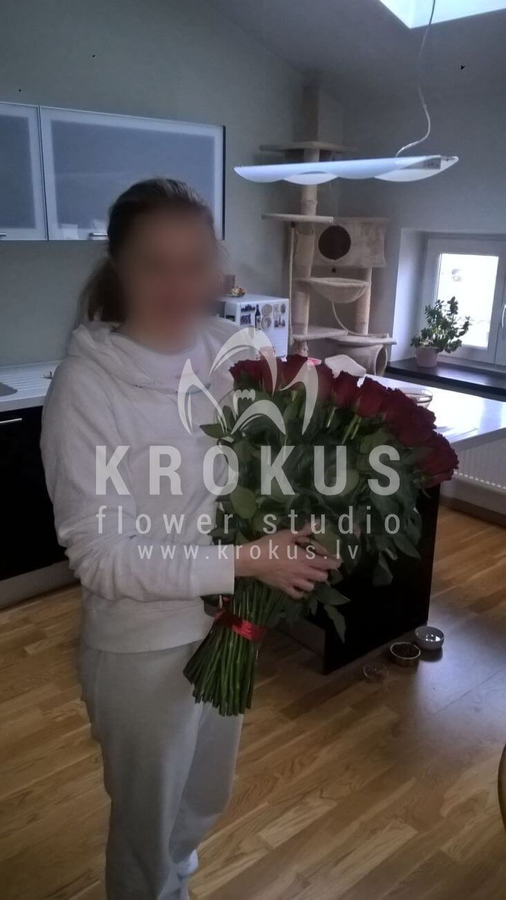 Ziedu piegāde Latvia Latvia (melnas rozessarkanas rozes)