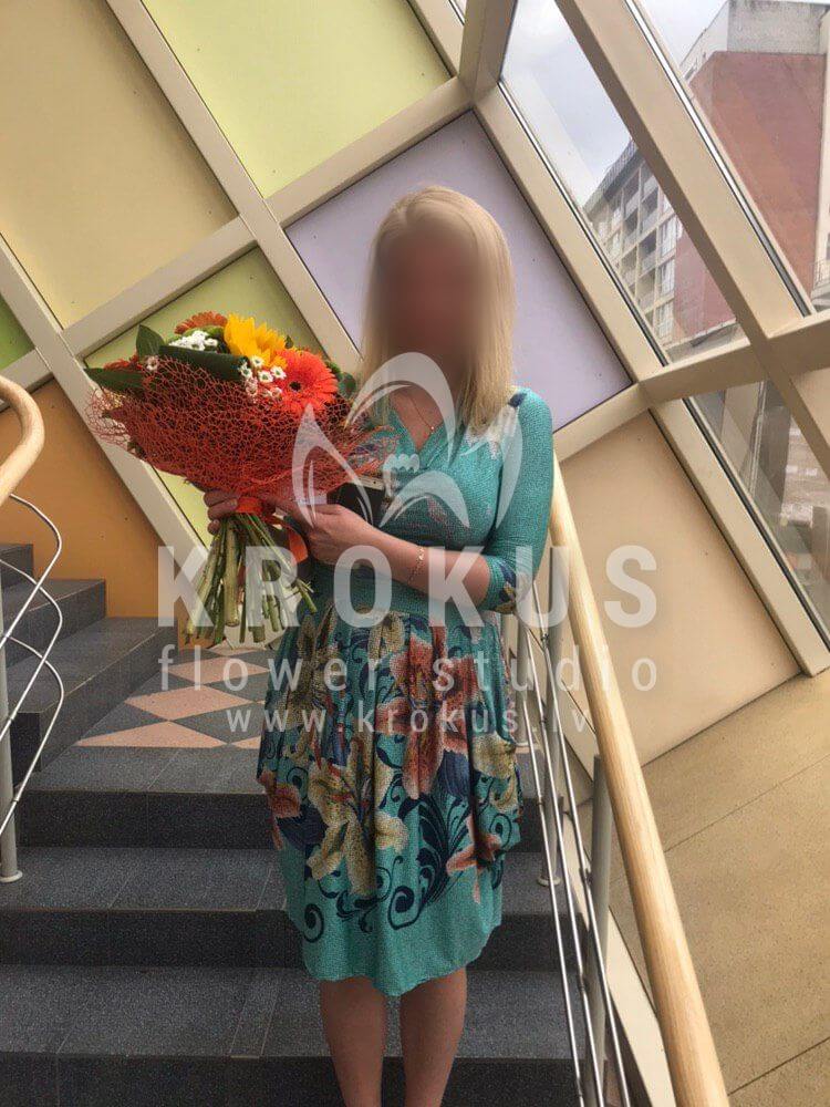 Deliver flowers to Rīga (tanacetumsunflowersalstroemeriachrysanthemumssalaldaisiesaspidistra)