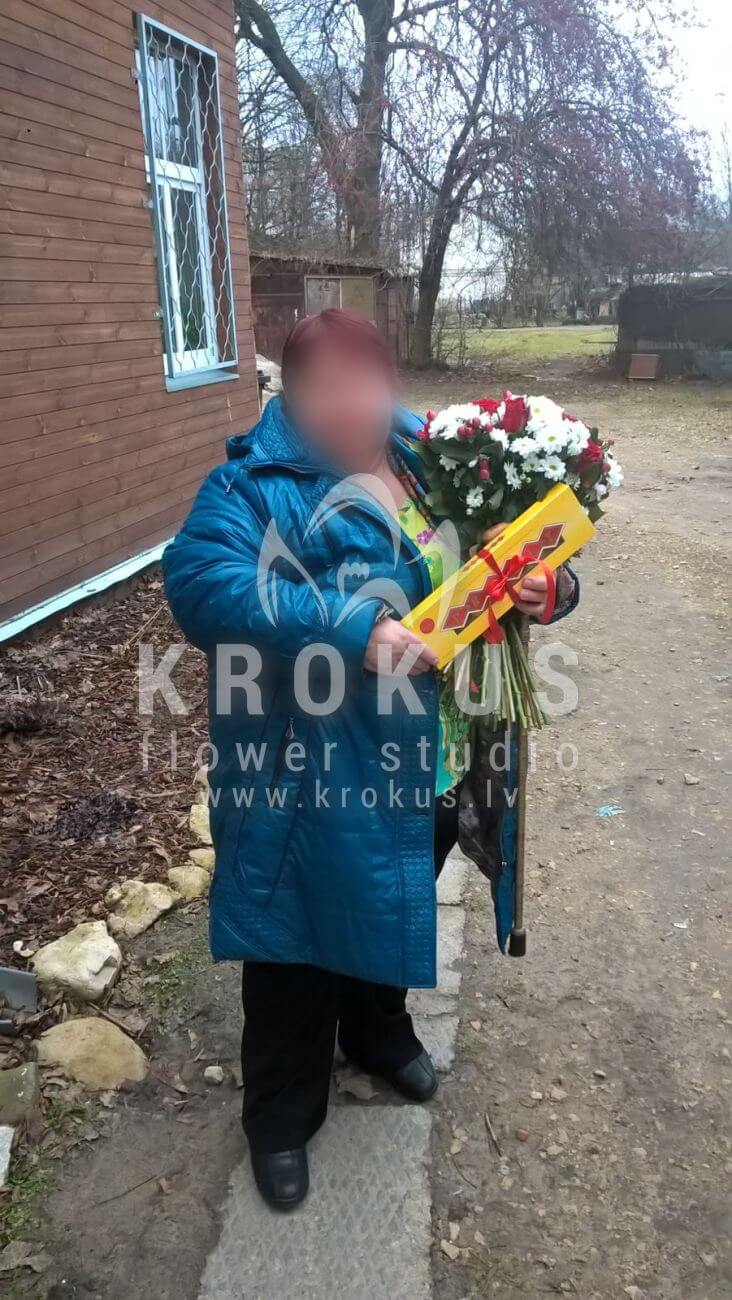 Ziedu piegāde Latvia Latvia (pistācijakumelītehypericumsarkanas rozes)