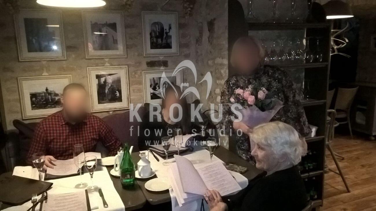 Ziedu piegāde Latvia Latvia (rozā rozesfrēzijaseikalipts)