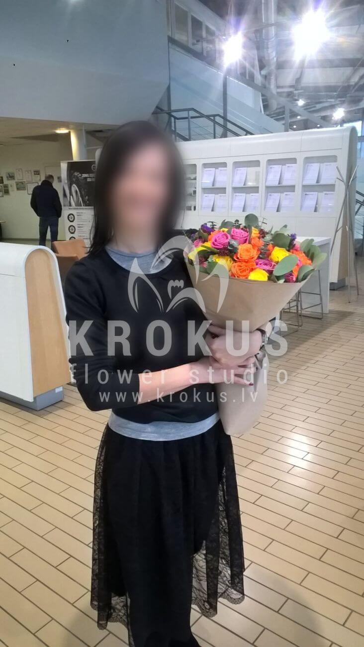 Ziedu piegāde Latvia Latvia (krūmrozeskallasoranžas rozeseikaliptsveronikaоzothamnus)