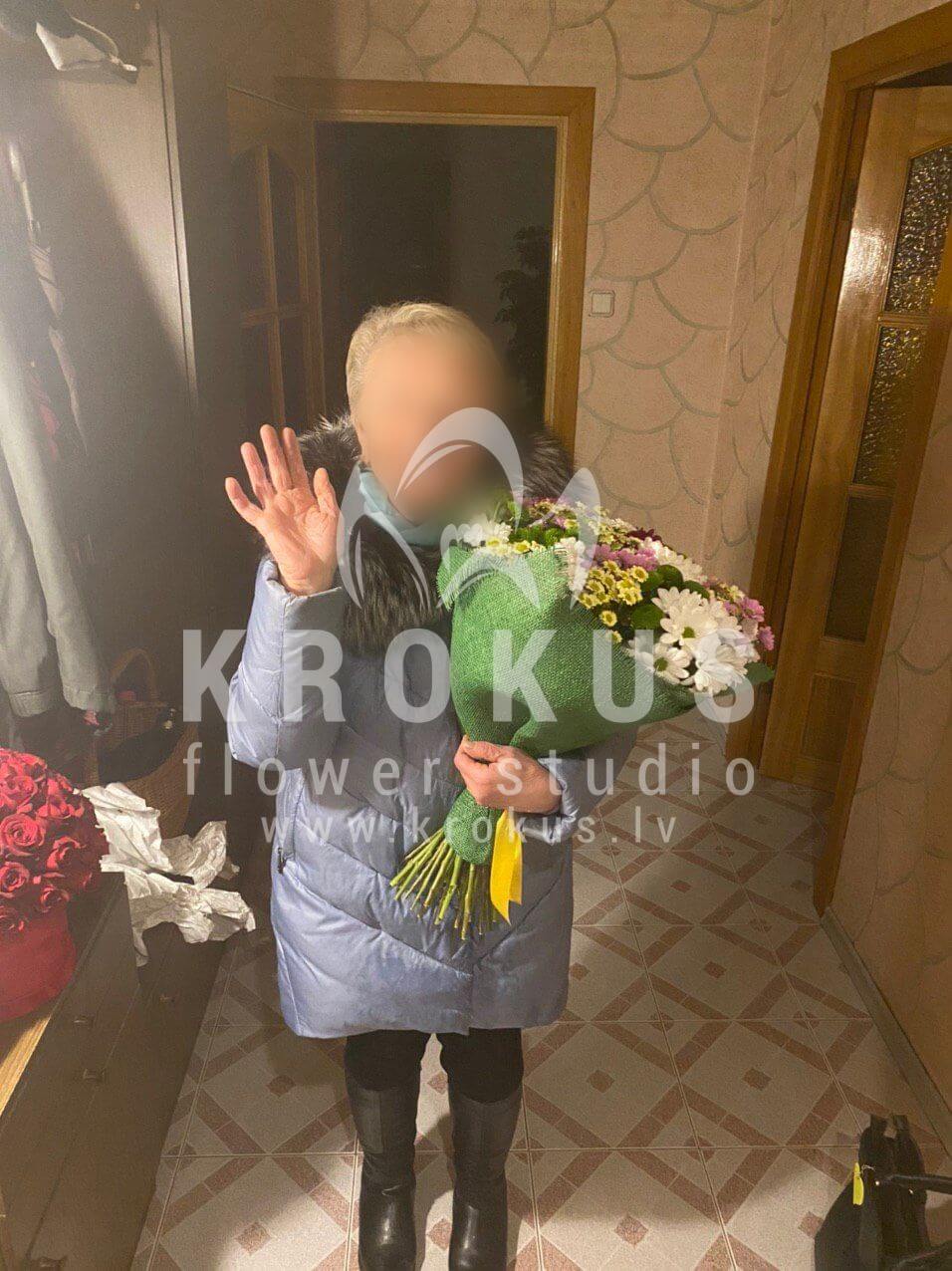 Ziedu piegāde Latvia Rīga (krūmrozeslotossorhidejasalstremērijaornithogalum (baltstarīte)eryngiumeikaliptspeonveidīgās rozessarkanas rozes)