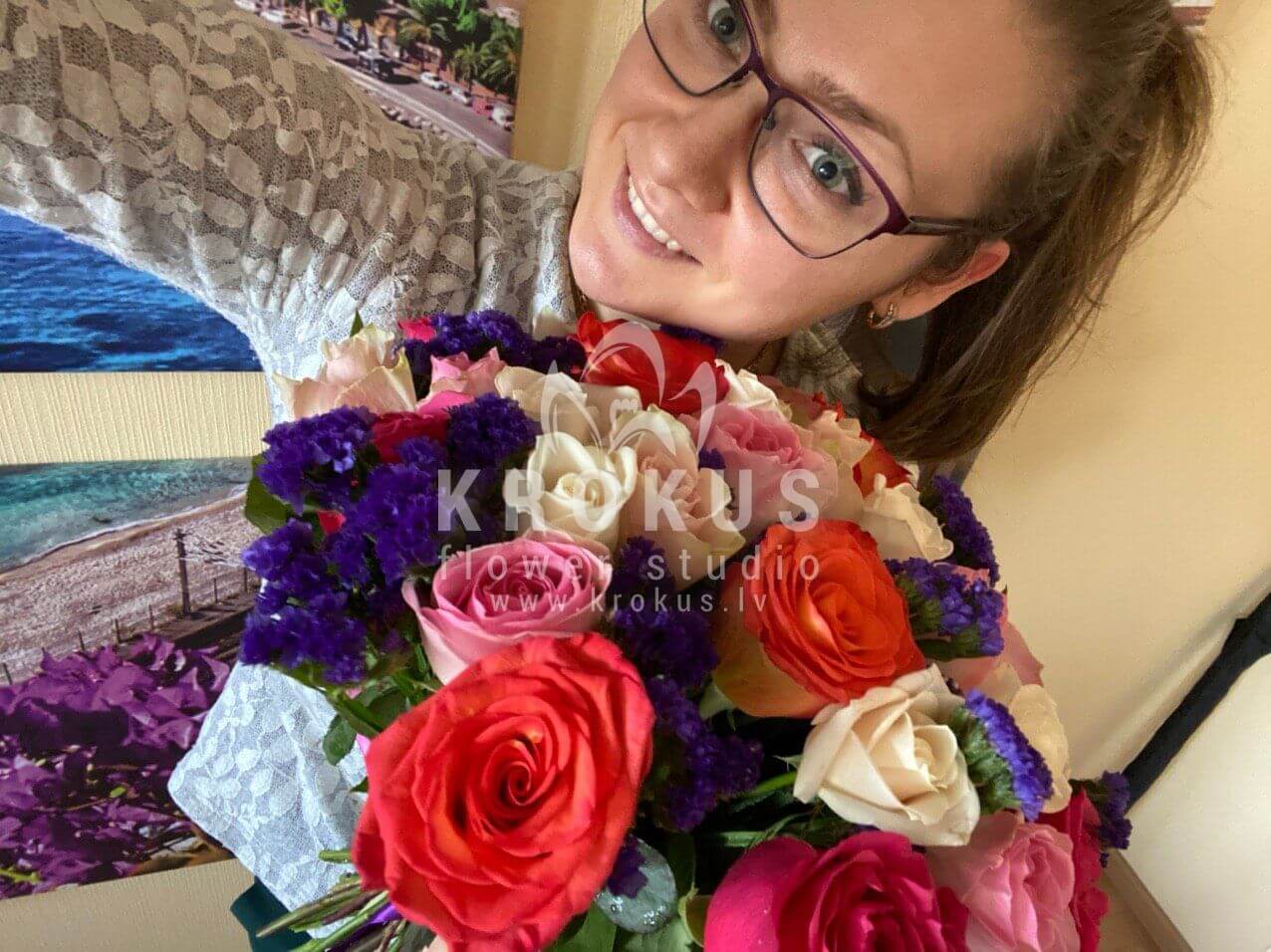 Deliver flowers to Rīga (pink roseswhite rosesorange rosescream rosesstatice)