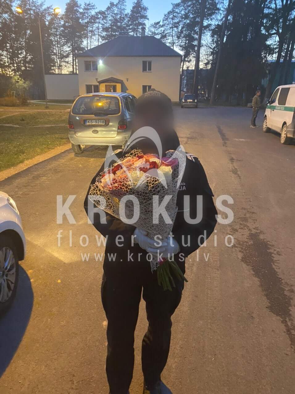 Ziedu piegāde Latvia Latvia (rozā rozesbaltas rozessarkanas rozes)