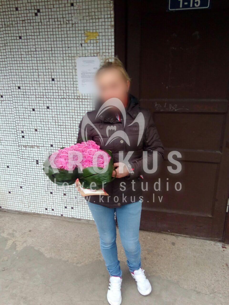 Ziedu piegāde Latvia Latvia (rozā rozesbergrasssalal (goltjēra)aspidistra)