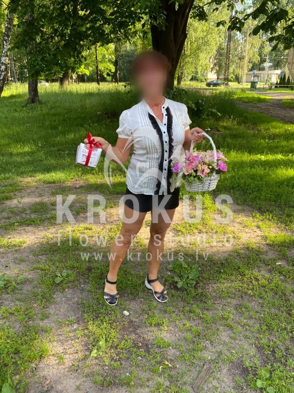Ziedu piegāde Latvia Rīga (rozā rozesorhidejaseikaliptslizantes)