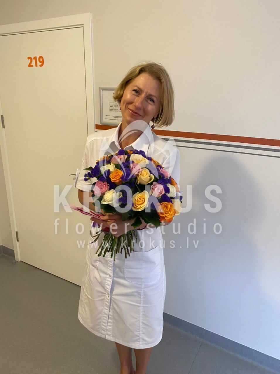 Deliver flowers to Rīga (pink roseswhite rosesorange rosescream rosesstatice)