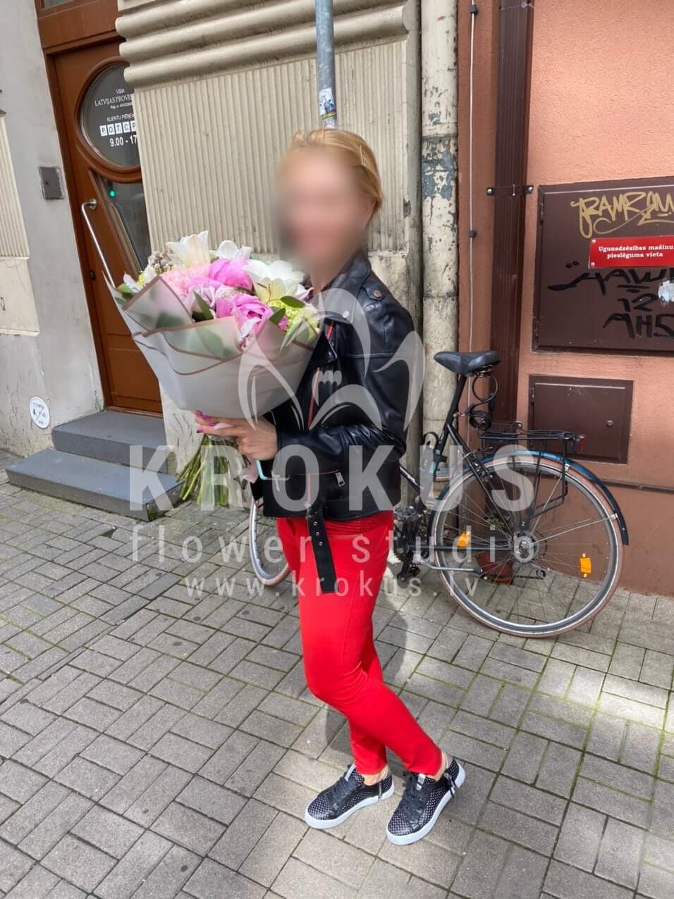 Ziedu piegāde Latvia Rīga (dekorsfrēzijasdivkrāsu rozeseikaliptskokvilnahypericum)