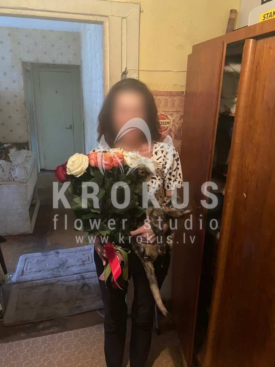Ziedu piegāde Latvia Rīga (baltas rozeskrēmkrāsas rozes)