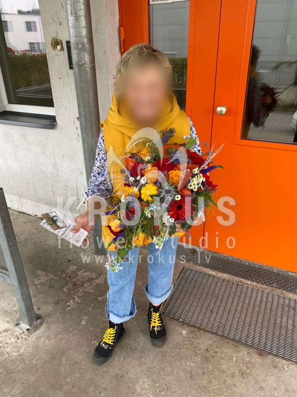 Ziedu piegāde Latvia Rīga (ruskussastilbekrizantēmas eryngiumveronikaamarantsķirbissarkanas rozesgerberas)