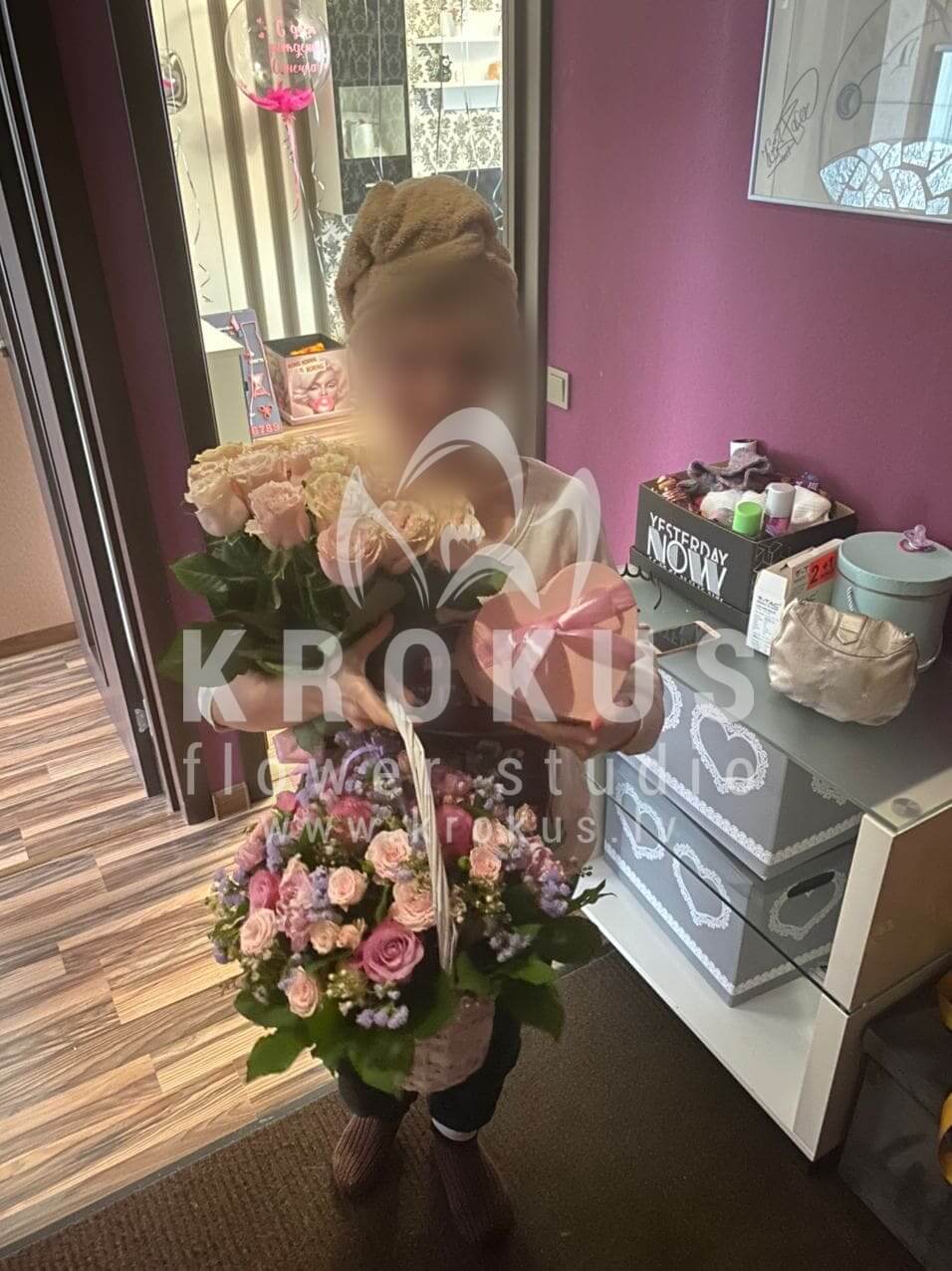 Ziedu piegāde Latvia Rīga (krūmrozesrozā rozesneļķesbaltas rozespeonveidīgās rozeswaxflowersalal (goltjēra)statice)