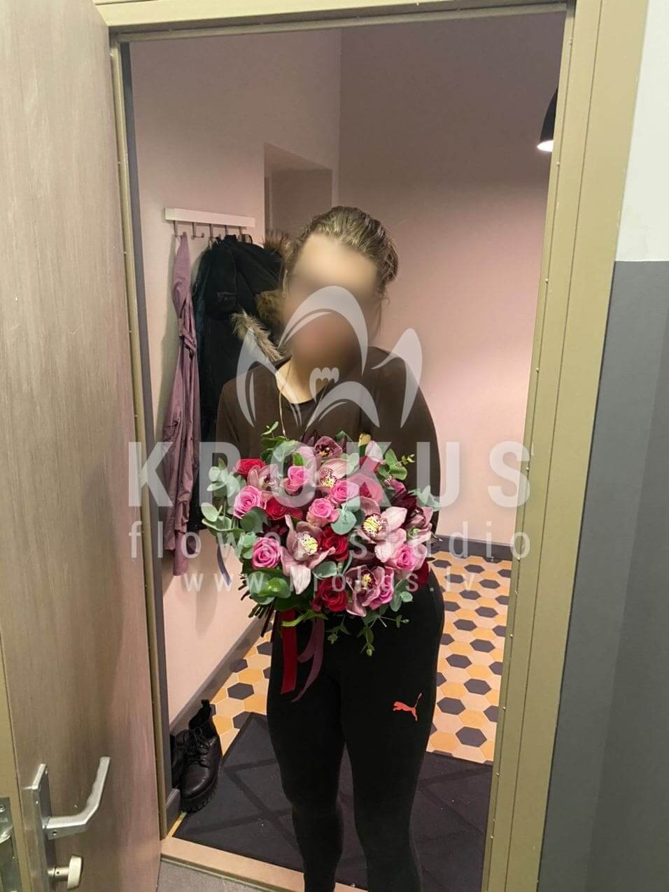 Доставка цветов в город Рига (розовые розыорхидеилеукадендронэвкалипткрасные розы)