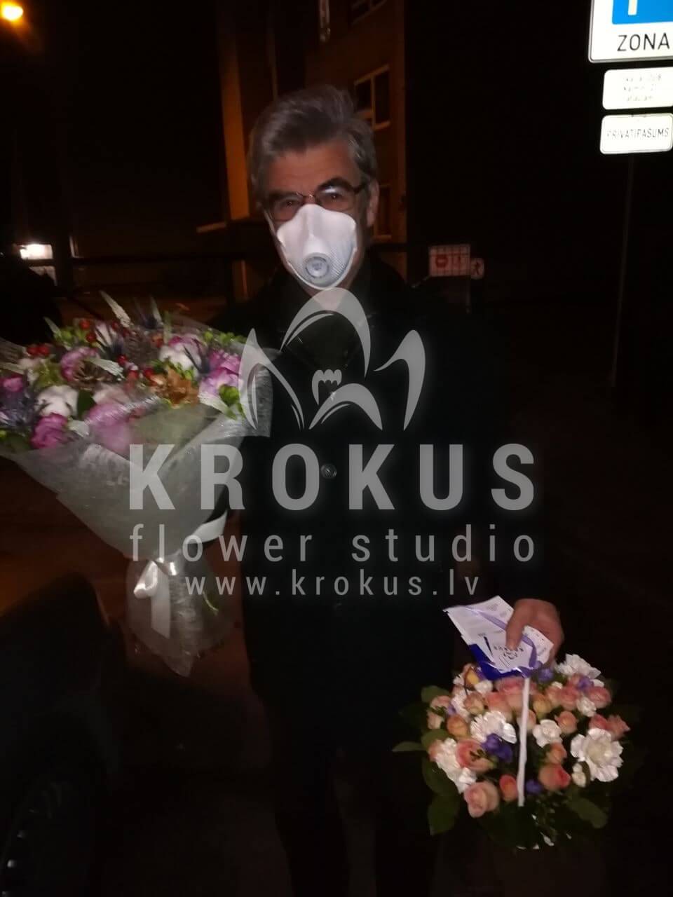 Ziedu piegāde Latvia Rīga (dekorsfrēzijasdivkrāsu rozeseikaliptskokvilnahypericum)