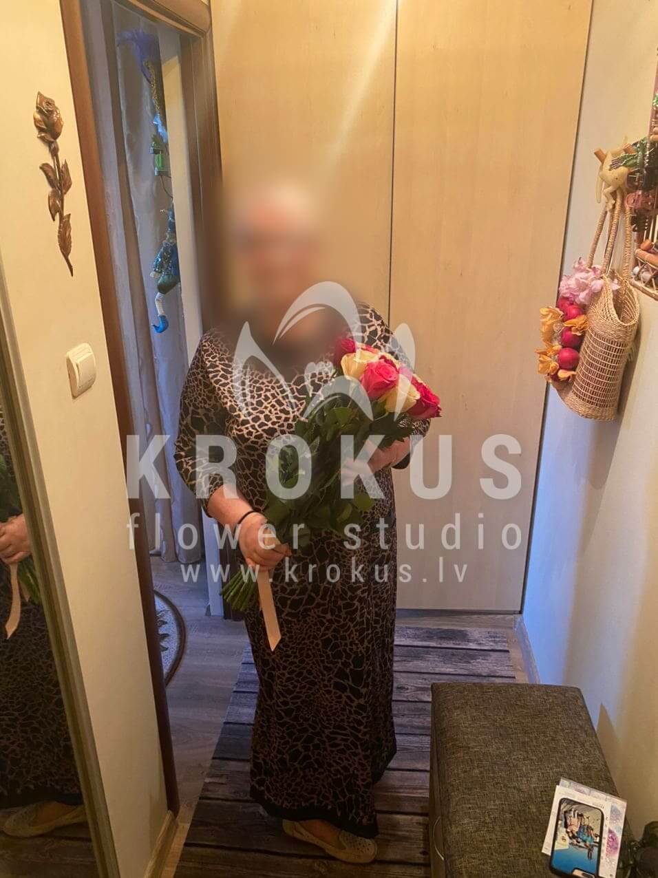 Ziedu piegāde Latvia Rīga (rozā rozesbaltas rozessarkanas rozes)
