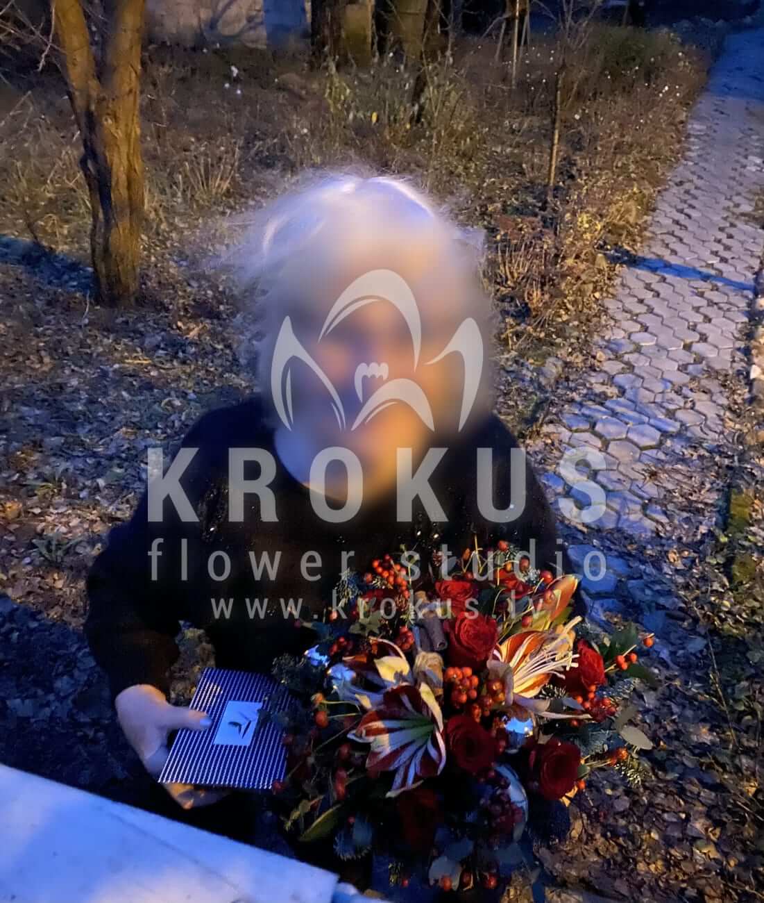 Ziedu piegāde Latvia Tīraine (kasteīlekssskimmijaeikaliptsamarillisnobilis eglesarkanas rozes)