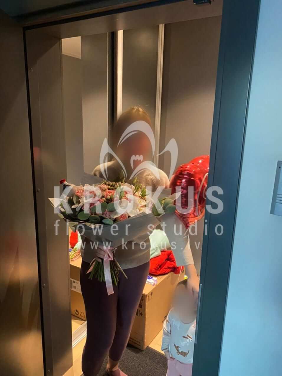 Ziedu piegāde Latvia Skuķīši (krūmrozesrozā rozesfrēzijasvioletas rozes)