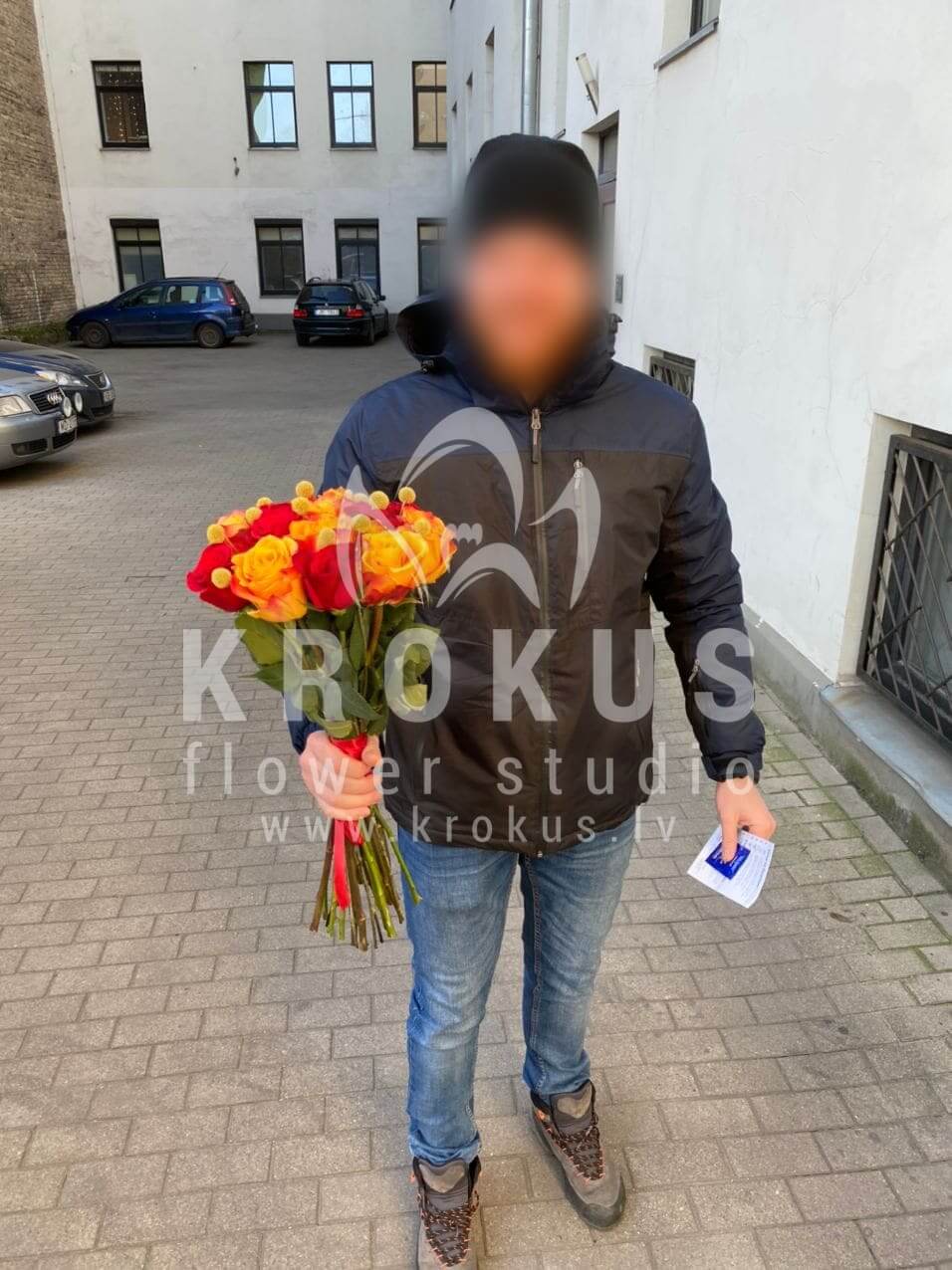 Ziedu piegāde Latvia Rīga (kraspēdijaruskussdzeltenas rozessarkanas rozes)