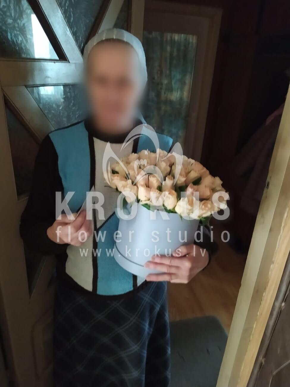 Ziedu piegāde Latvia Jaunbērze (kastebaltas rozes)