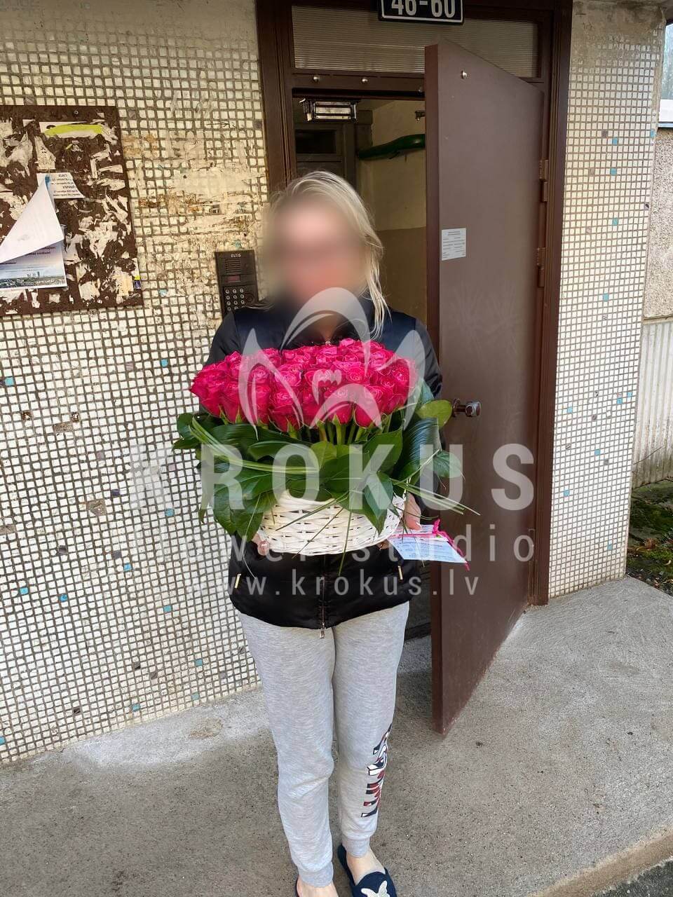 Ziedu piegāde Latvia Rīga (rozā rozesbergrasssalal (goltjēra)aspidistra)
