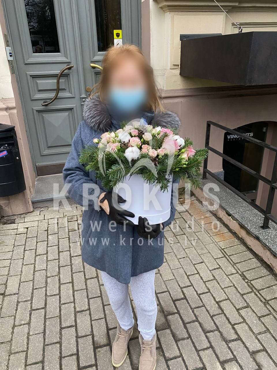 Ziedu piegāde Latvia Rīga (krūmrozesdekorsstilīga kastītekrēmkrāsas rozeskokvilnanobilis egle)