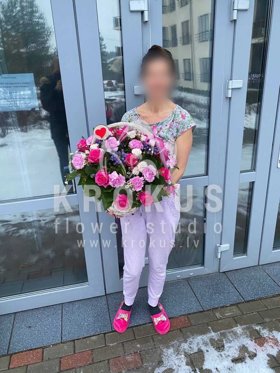 Ziedu piegāde Latvia Rīga (krūmrozesrozā rozesneļķeswaxflowersalal (goltjēra)statice)