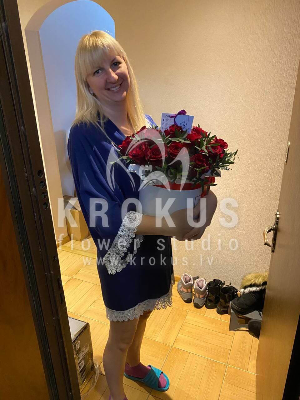 Ziedu piegāde Latvia Rīga (stilīga kastīteeikaliptssarkanas rozes)