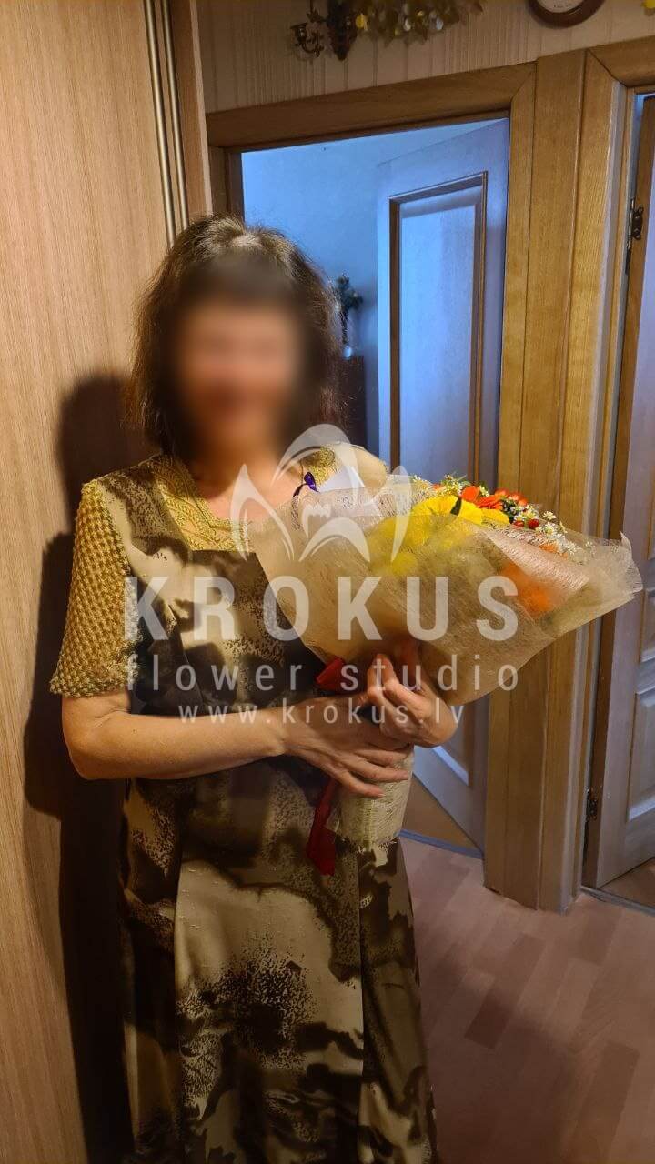 Ziedu piegāde Latvia Rīga (krūmrozessaulespuķespļavas puķessolidagokrizantēmas hypericumgerberas)
