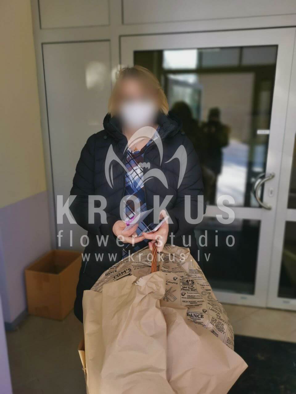 Ziedu piegāde Latvia Limbaži (krūmrozesalstremērijahypericumdzeltenas rozessalal (goltjēra)staticekarol fermsgerberas)