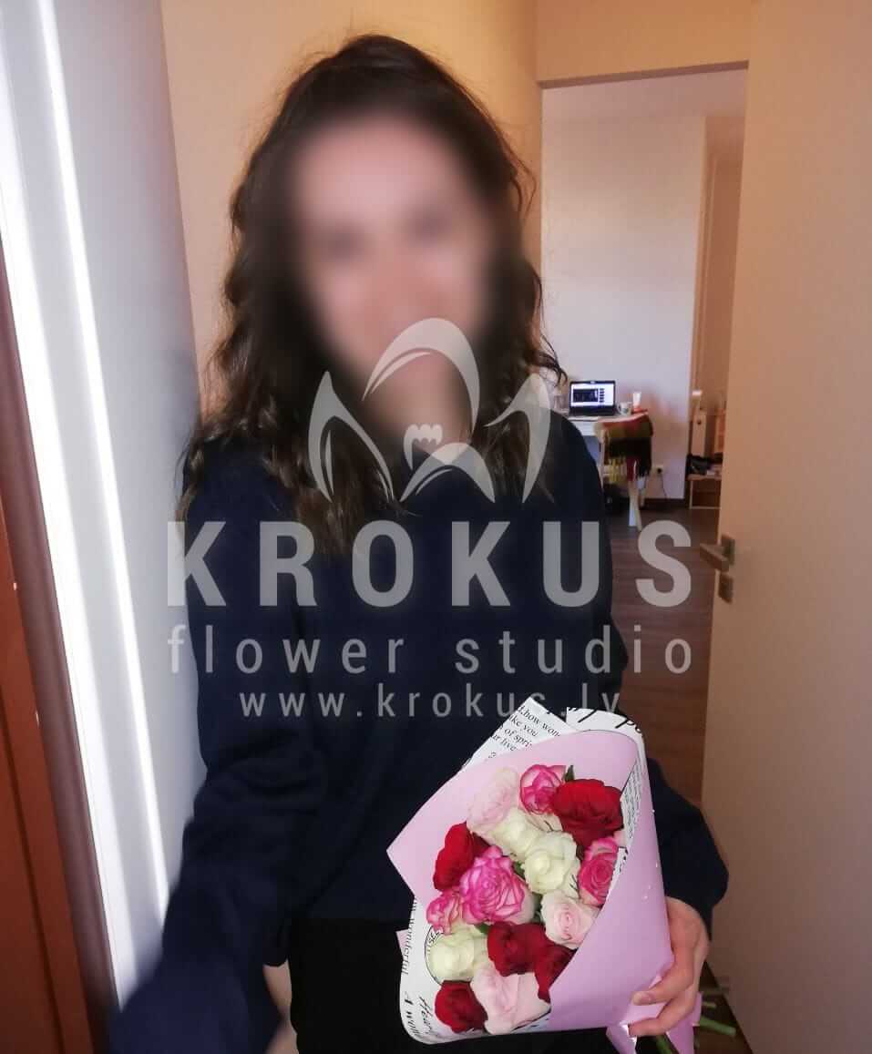 Ziedu piegāde Latvia Rīga (rozā rozesbaltas rozesoranžas rozesdzeltenas rozessarkanas rozes)