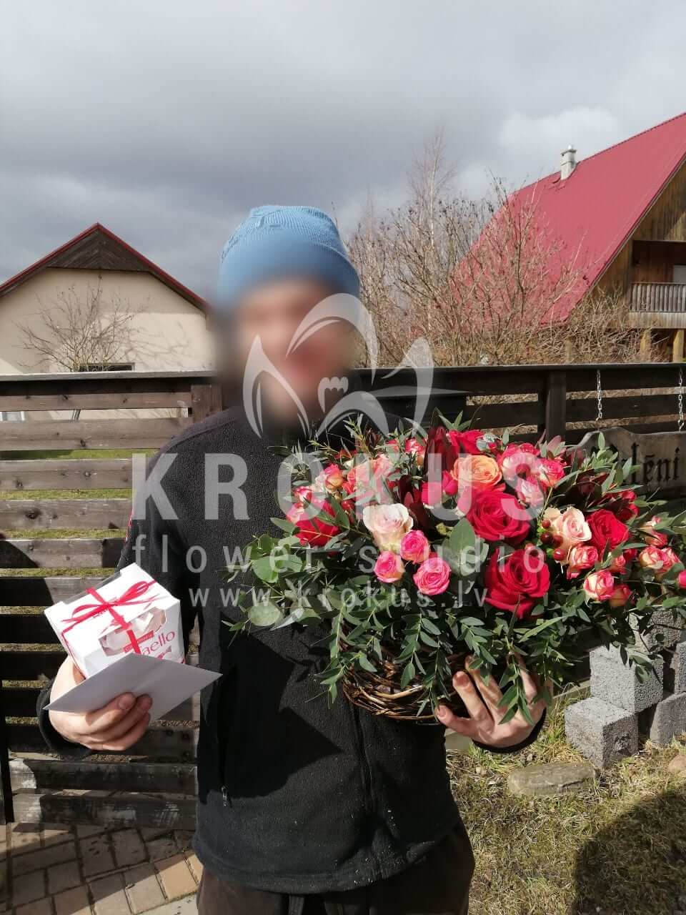 Ziedu piegāde Latvia Pīlēni (frēzijasoranžas rozeskrēmkrāsas rozesleikodendronieikaliptssarkanas rozes)