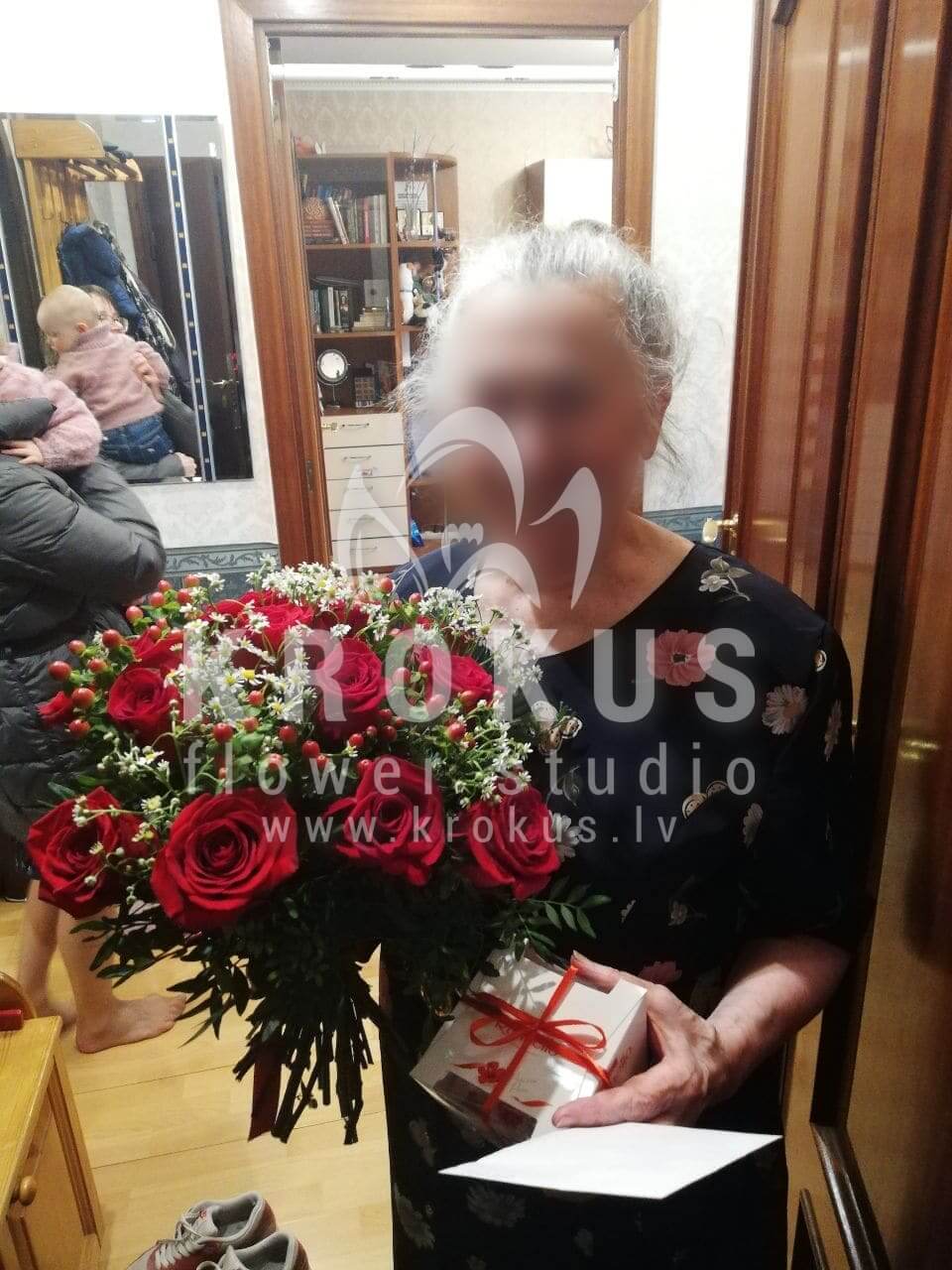 Доставка цветов в город Рига (фисташкатанацетум гиперикумкрасные розы)