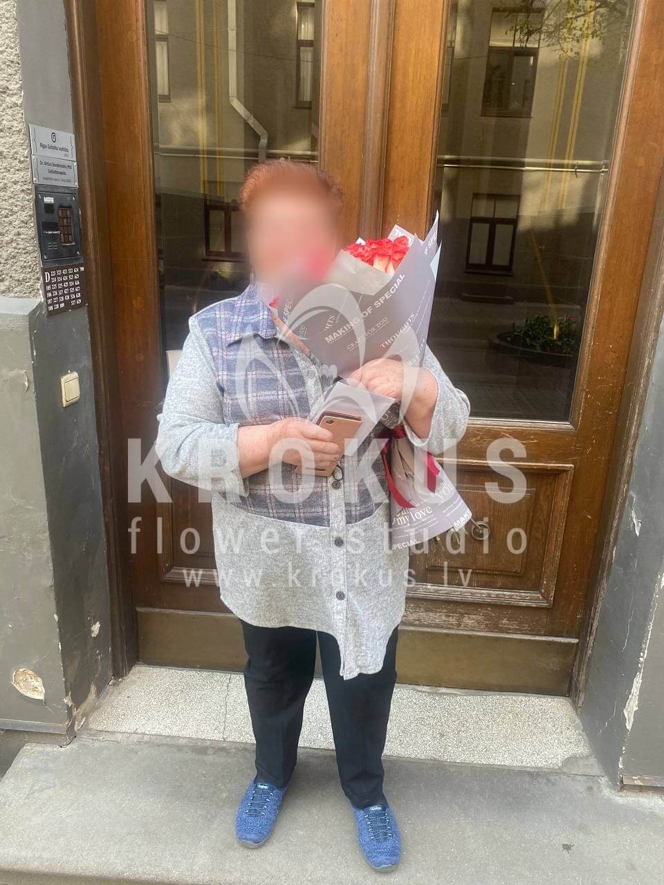 Доставка цветов в город Рига (кустовые розыматтиолакремовые розыэвкалиптпионовидные розыгортензиипионылизиантусы (эустома))