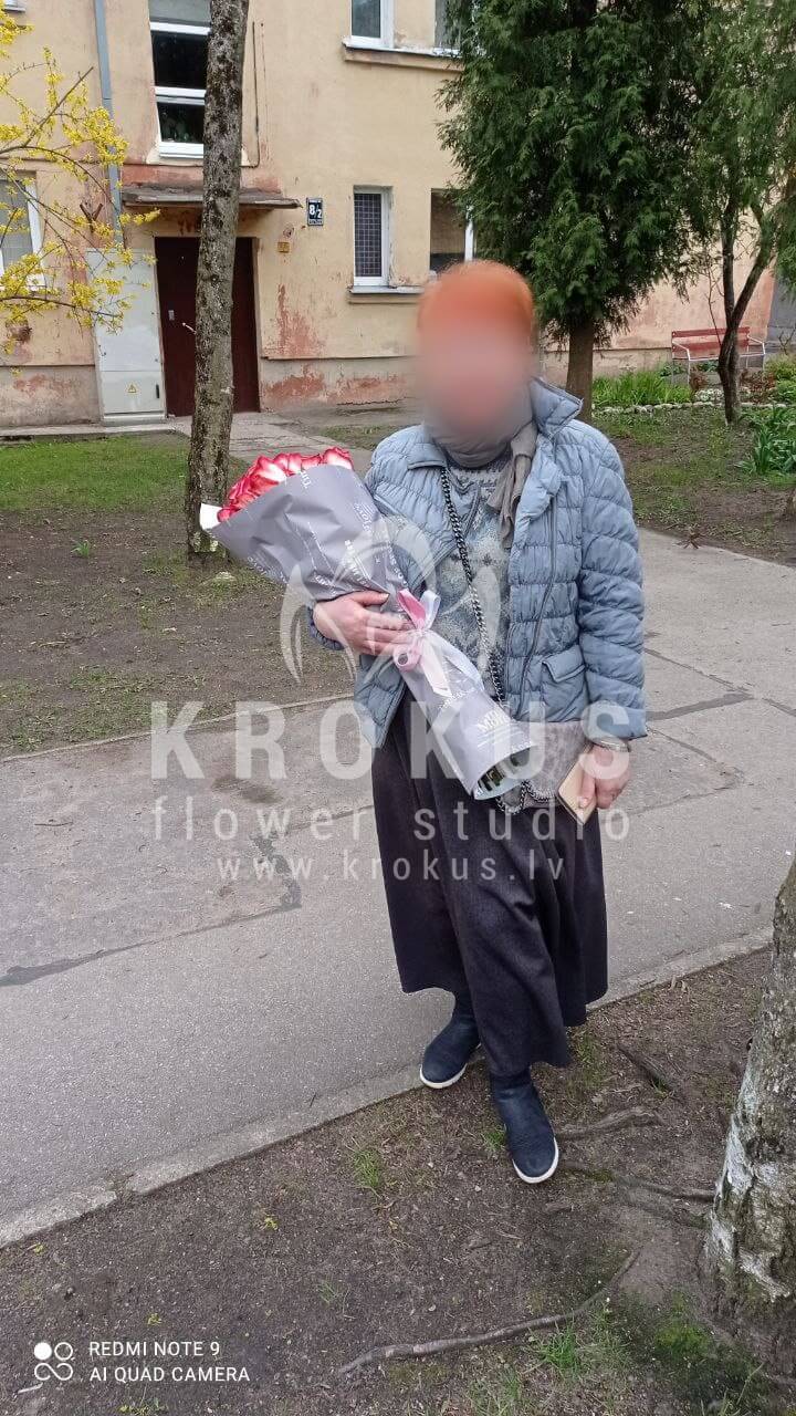 Ziedu piegāde Latvia Rīga (krūmrozesmatiolakrēmkrāsas rozeseikaliptspeonveidīgās rozeshortenzijaspeonijaslizantes)