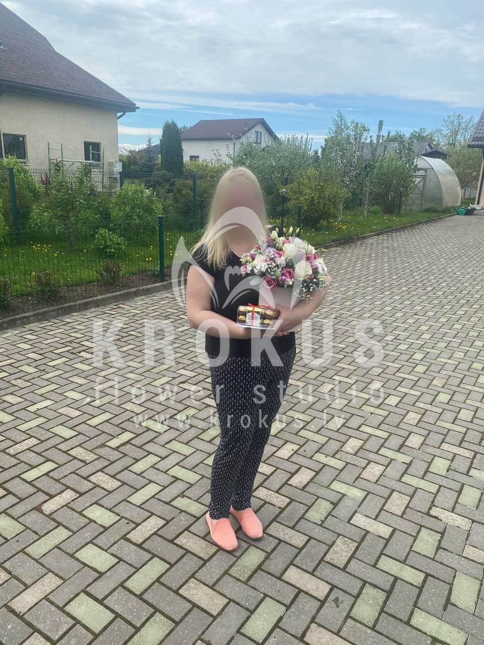 Ziedu piegāde Latvia Ķekava (rozā rozestulpesneļķesstilīga kastītebaltas rozeseikaliptswaxflower)